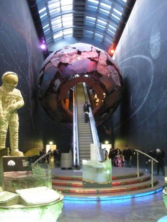Natural-History-Museum-London-tips-travel-on-a-budget